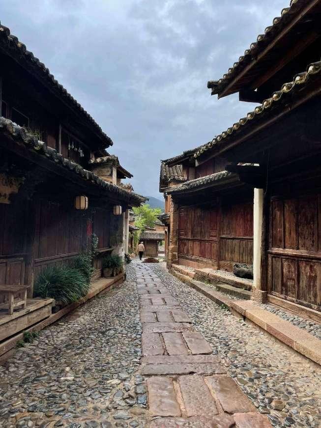 农村姑娘打工舍不得买水,看到路边大爷浇花,直接喝起自来水企业解决方案,领先科技-知识星球平台